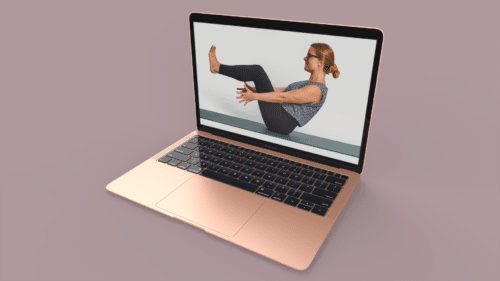 Laptop med billede af Cathrine der laver yang yoga