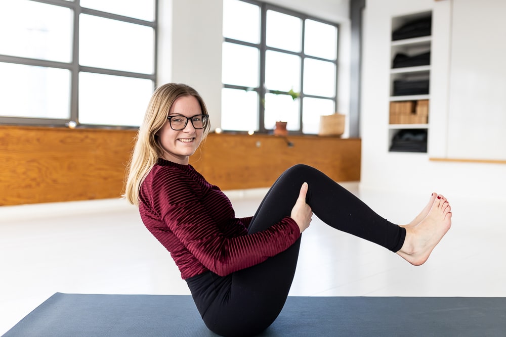 Cathrine viser en siddende yogastilling fra Yang Yogakuren