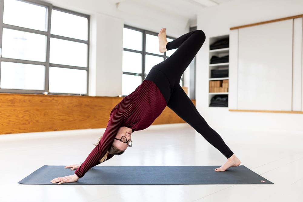 Cathrine viser en yogastilling fra Yang Yogakuren