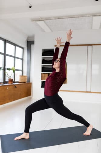 Cathrine viser en stående yogastilling fra Yang Yogakuren