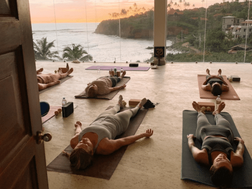 Yogaelever hviler i savasana på Ayurveda Yoga Retreat i Sri Lanka