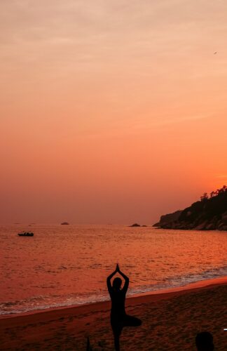 Yoga i solnedgangen på Sri Lanka