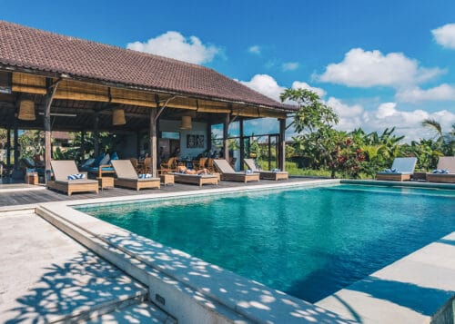 Pool, palmer og solsenge er en del af yogauddannelsen på Bali
