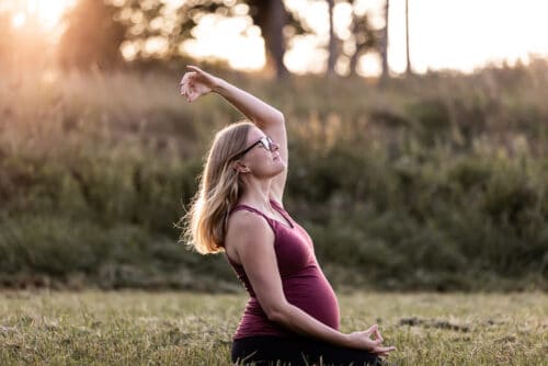 Catrine laver gravid yoga til gravid yogakuren på en græsplæne