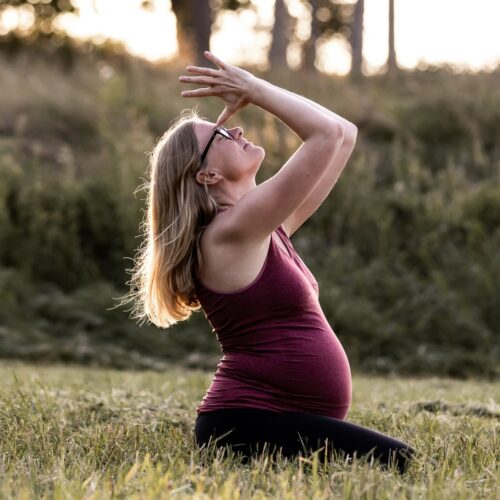 Gravid Catrine laver yin for fordøjelsen på en græsplæne