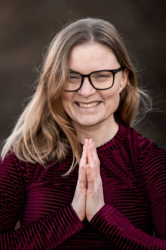 En smilende Cathrine byder velkommen til Chakra Yogakuren på Cathrine Yoga Online