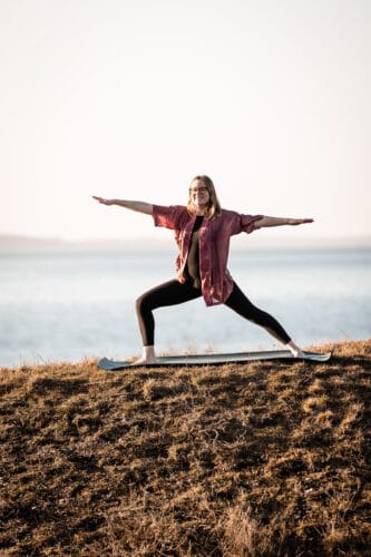 Cathrine laver chakra yoga ved havet