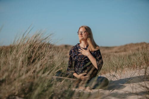 Cathrine laver godmorgen sol yoga i solskin i klitterne i vestjylland