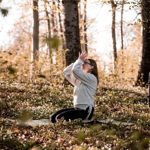 Cathrine laver restorative yogastræk i en skov
