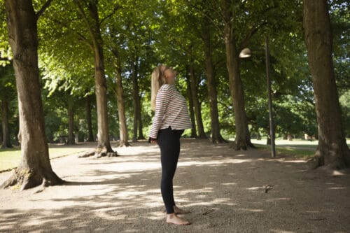 Cathrine Yoga laver slow flow morgenyoga på en sti i en park under nogle træer