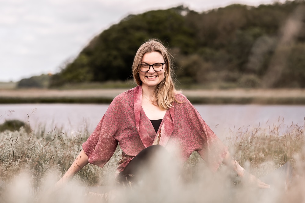 Cathrine Yoga laver et siddende yin yogastræk som sin sommeryoga i den danske natur
