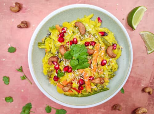 en asiatisk-inspireret karrywok med grøntsager, kokosmælk og risnudler
