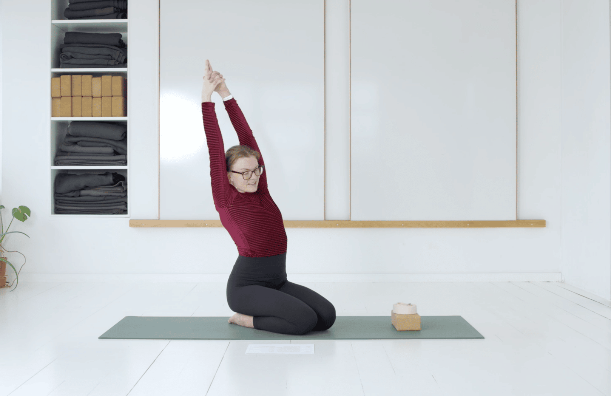 Forløs nakkespændinger (15 min.) - Yoga mod nakkesmerter