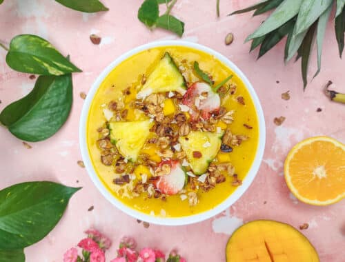 Gul smoothie-bowl med mango, banan, ananas, appelsin og topping