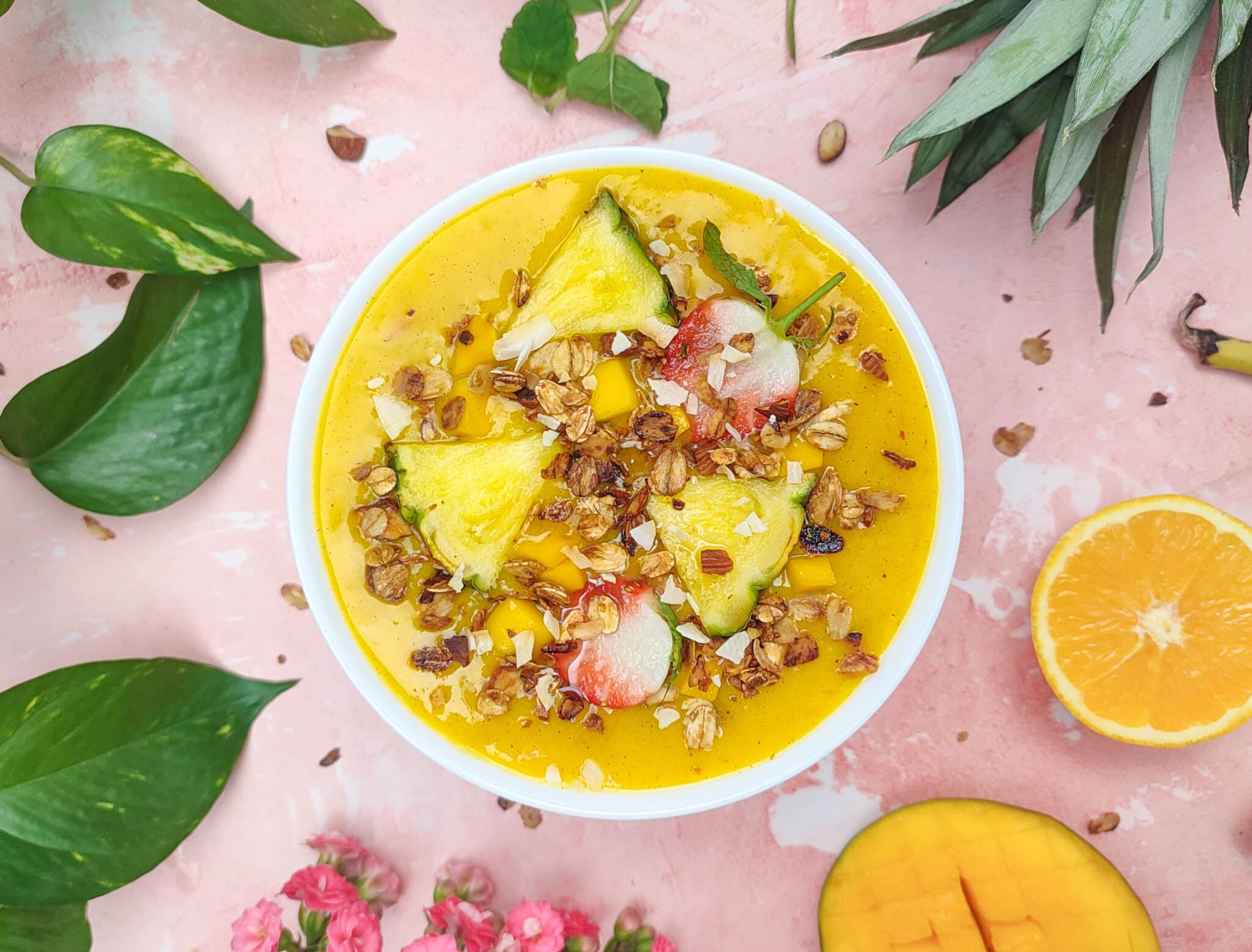 Gul smoothie-bowl – opskrift på en skøn og cremet smoothie bowl