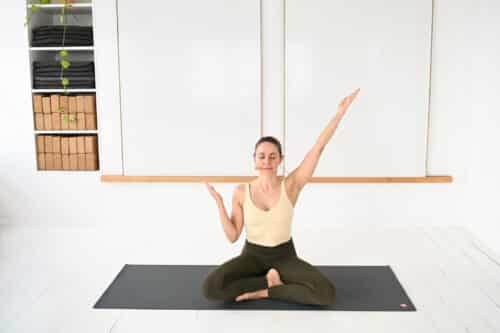 Forny din energi (30 minutter) - Kundalini yoga for hele kroppen