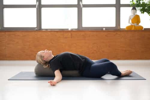 Yin yoga for skuldrene (25 minutter) - Slip alt dét, der tynger dig!