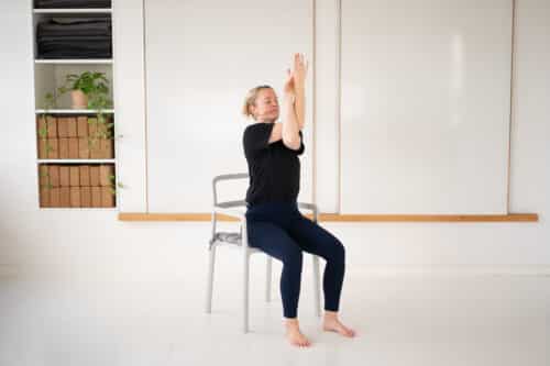 Yoga på kontorstolen (10 minutter) - Kontoryoga til den ømme krop
