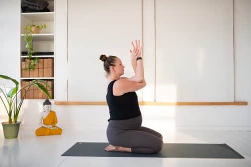 Gravid yoga for skuldrene | Slip tyngde