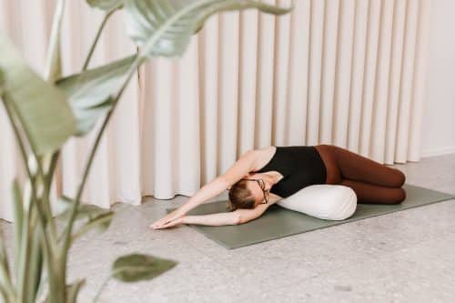 Nærende yin yoga | Ro i maven